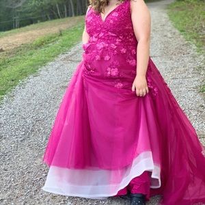 Beautiful pink lace no sleeve  prom dress.